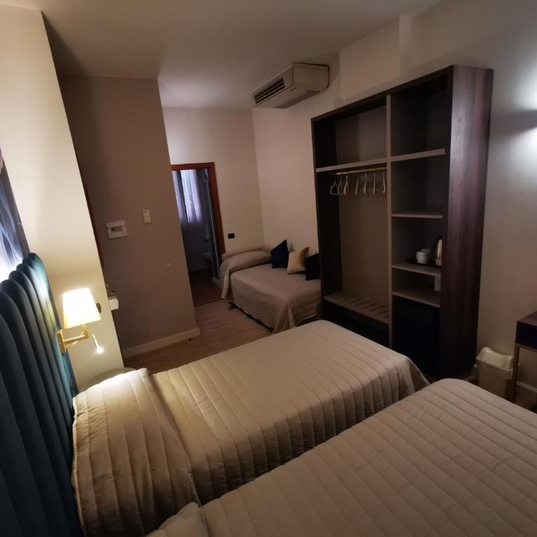 Hotel Balcony - Triple Room - 6