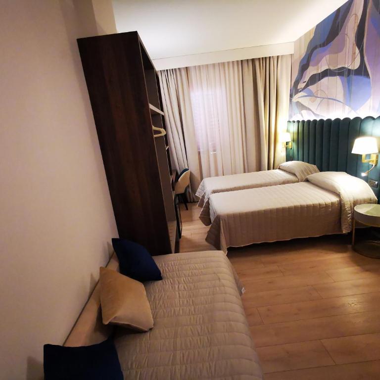 Hotel Balcony - Triple Room - 9