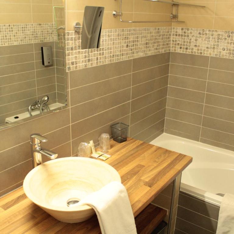 Logis Hôtel Les Grenadines - Chambre Familiale (2 Adultes et 2 Enfants) - 1