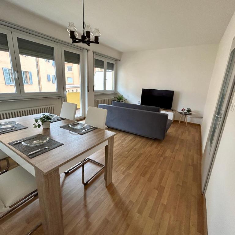 Central & Renovated Apartment - Near Train Station & City Center - Appartamento con 1 Camera da Letto - 12