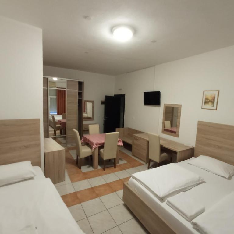 Lovely Home City Center - Triple Room with Private Bathroom - 27