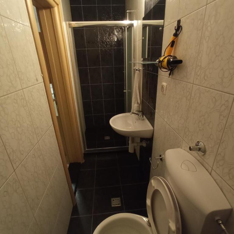 Lovely Home City Center - Triple Room with Private Bathroom - 28