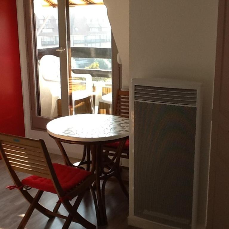 Studio romantique avec balcon et parking à 50 m de la plage - FR-1-712-12 - Appartement - 1