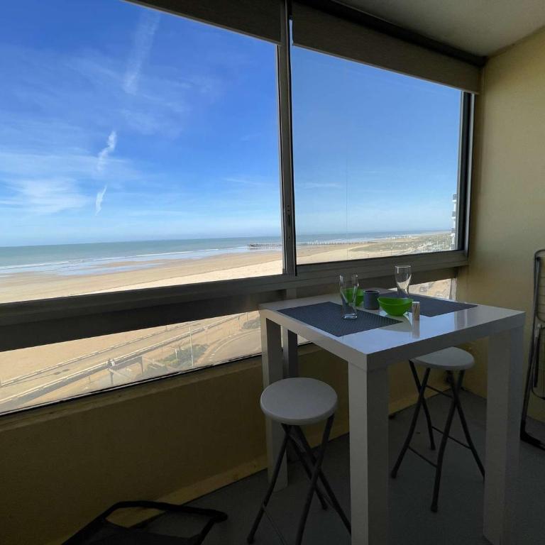 Studio rénové, 2 couchages, mer, commerces, 6e étage, TV, balcon, animaux admis - FR-1-224C-138 - Appartement (2 Adultes) - 11