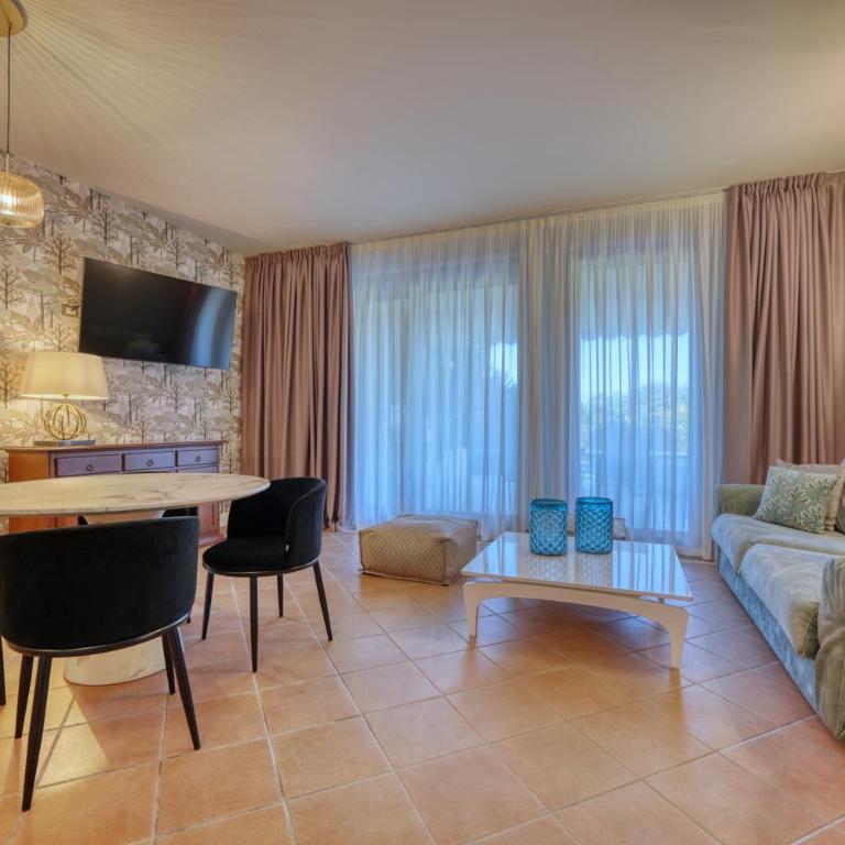 Palazzo della Scala Hotel - Luxury Suites & Spa - Large Two-Bedroom Suite with Balcony and Lake View - 4