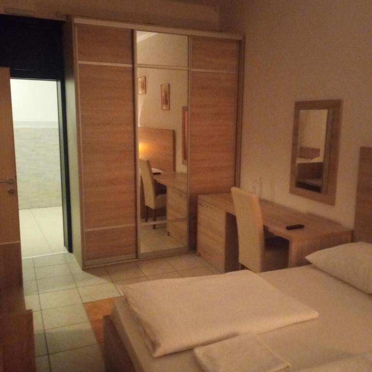 Lovely Home City Center - Triple Room with Private Bathroom - 36