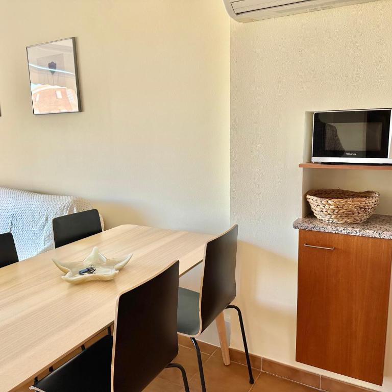 NEW! Apartamento con piscina y balcón a 2 minutos de la playa. WI-FI - Two-Bedroom Apartment - 32