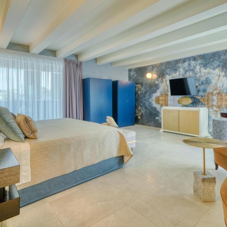 Palazzo della Scala Hotel - Luxury Suites & Spa - Two-Bedroom Suite with Whirlpool and Lake View - 3