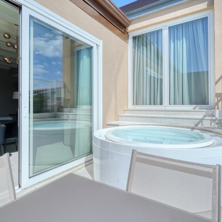 Palazzo della Scala Hotel - Luxury Suites & Spa - Two-Bedroom Suite with Whirlpool and Lake View - 8