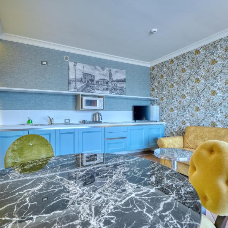 Palazzo della Scala Hotel - Luxury Suites & Spa - Deluxe Suite with Balcony and Partial Lake View - 2