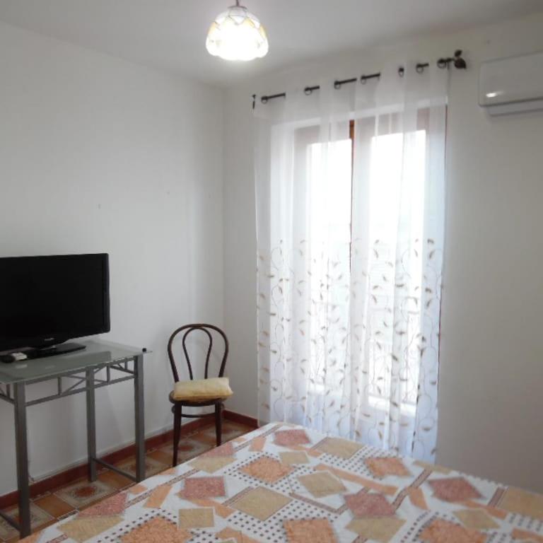 AFFITTACAMERE LE SIGNORINE - Camera Matrimoniale con Balcone (2 Adulti + 1 Bambino) - 12