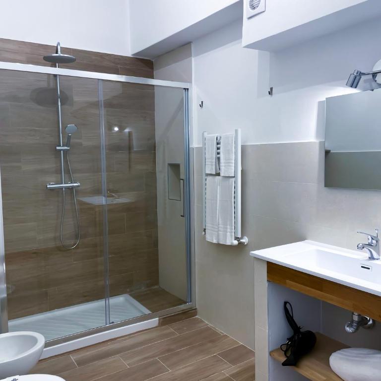 Leone Suite B&B & Restaurant AIC - Deluxe Double Room with Balcony and Sea View - 4