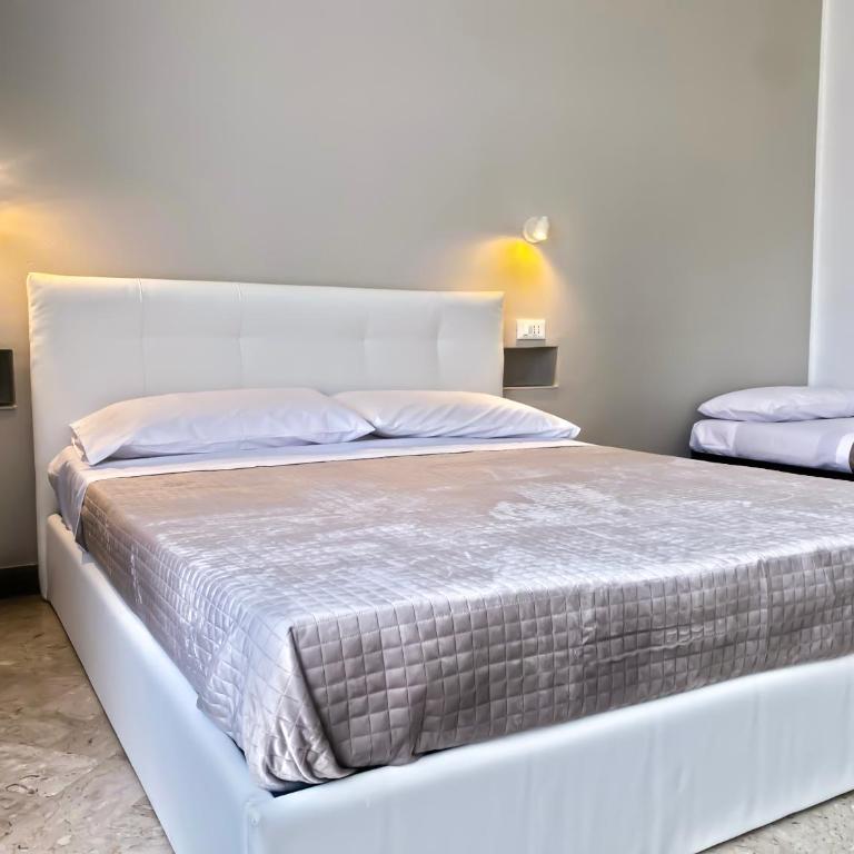 Leone Suite B&B & Restaurant AIC - Triple Room with City View - 1