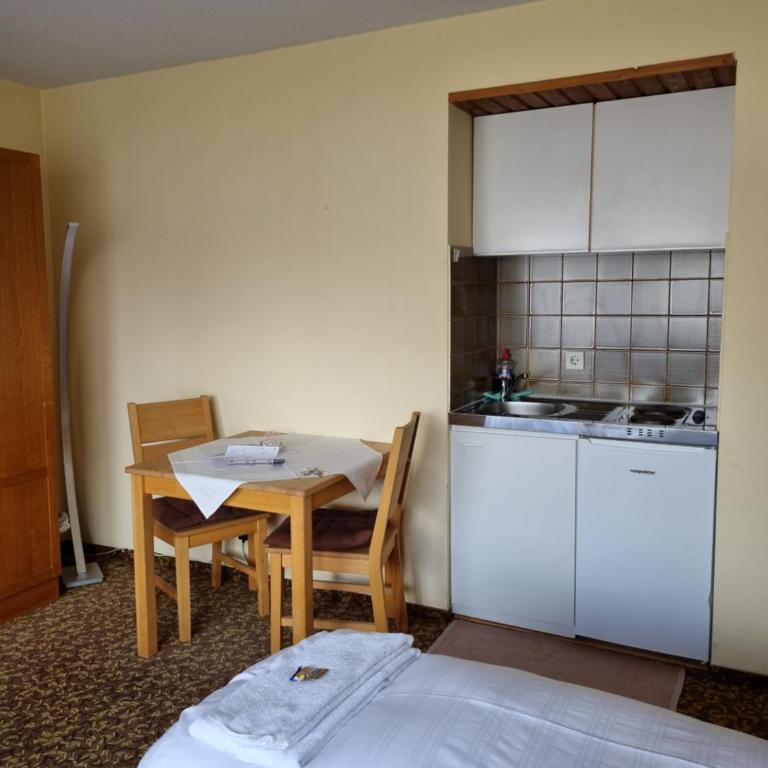 Gästehaus Köpf - Niedrigpreis-Doppelzimmer mit Balkon oder Terrasse – nicht renoviert - 4
