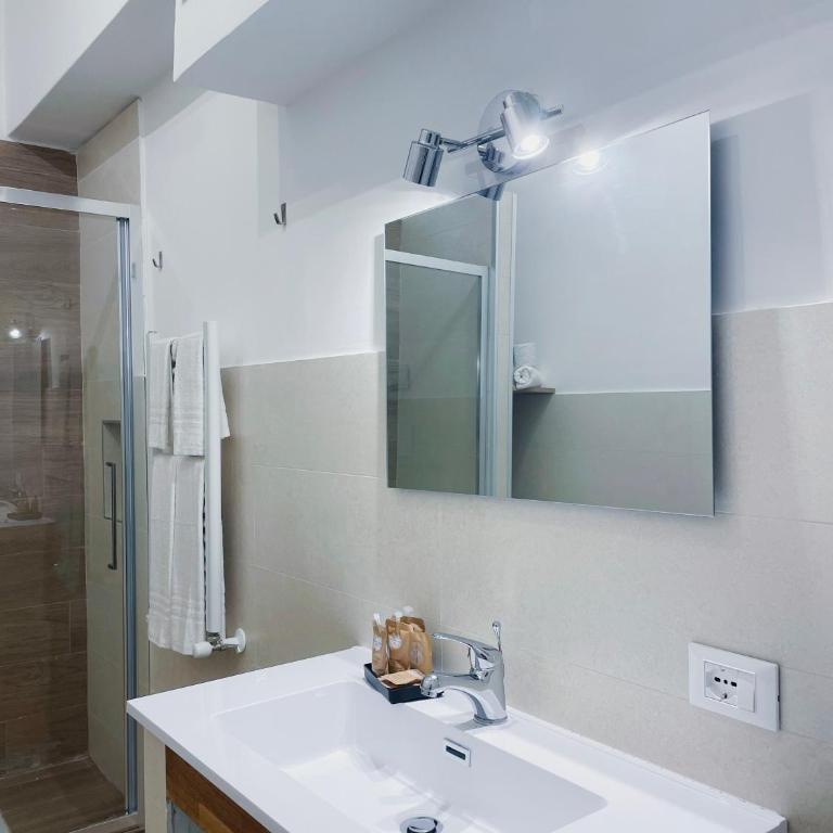 Leone Suite B&B & Restaurant AIC - Triple Room with City View - 6