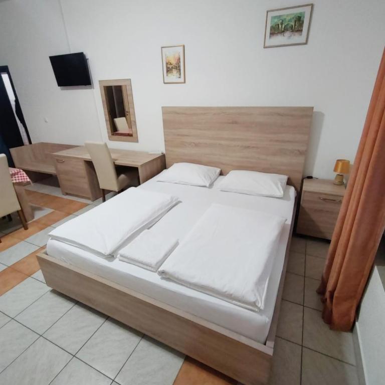 Lovely Home City Center - Triple Room with Private Bathroom - 38