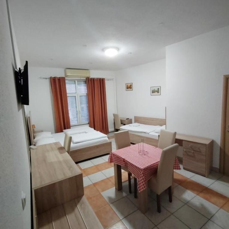 Lovely Home City Center - Triple Room with Private Bathroom - 40