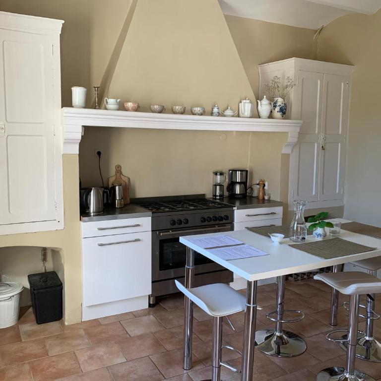 Mas Les Romarins, 10 min d'Uzès, piscine et grand jardin clos, jeux, nid de repos et base pour activités dans le Gard - Villa - Vue sur Jardin - 10