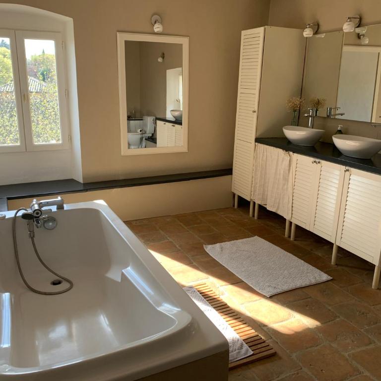 Mas Les Romarins, 10 min d'Uzès, piscine et grand jardin clos, jeux, nid de repos et base pour activités dans le Gard - Villa - Vue sur Jardin - 21