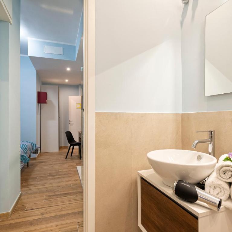 RomeCookSea Guest House - Double bedroom with French bed and private Bathroom - 5