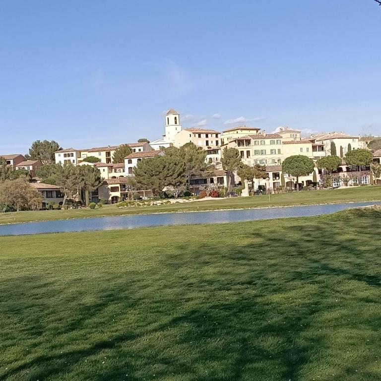 Appartement vue panoramique au domaine et golf de pont royal - Appartement 1 Chambre - 24