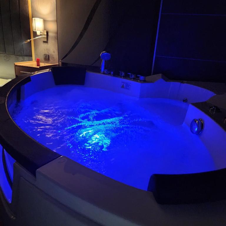 IN CLUB - Dvokrevetna Soba sa Bračnim Krevetom i Spa Kadom - 2