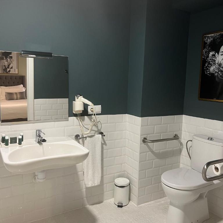 L&H La Latina Selection - Double Room - Disability Access - 9