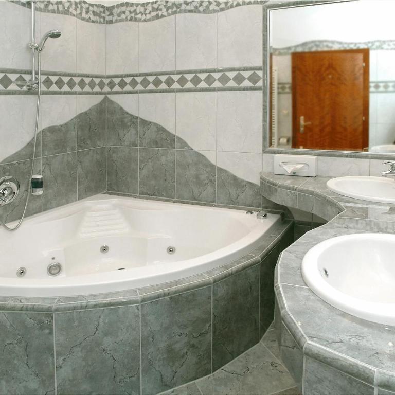 Altstadt Hotel Mosser Villach mit Parkplatz - Doppelzimmer mit Whirlpool - 3