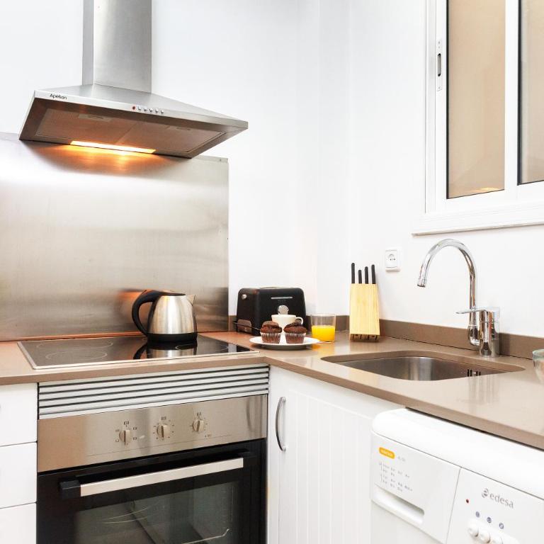 Feelathome Center Apartments - One-Bedroom Apartment - Passatge Maiol Street - 1