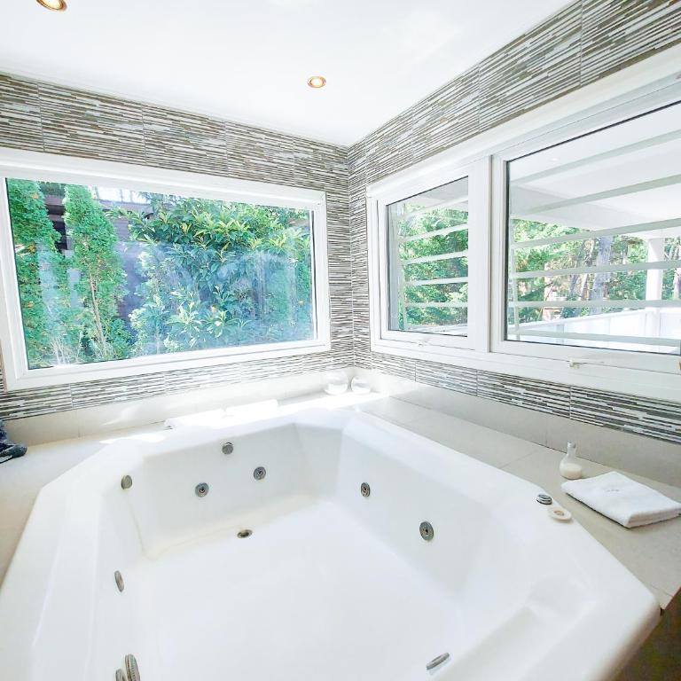 Gala Apart Boutique & Spa -Sólo para Adultos- - Habitación con cama grande y bañera de hidromasaje - 1