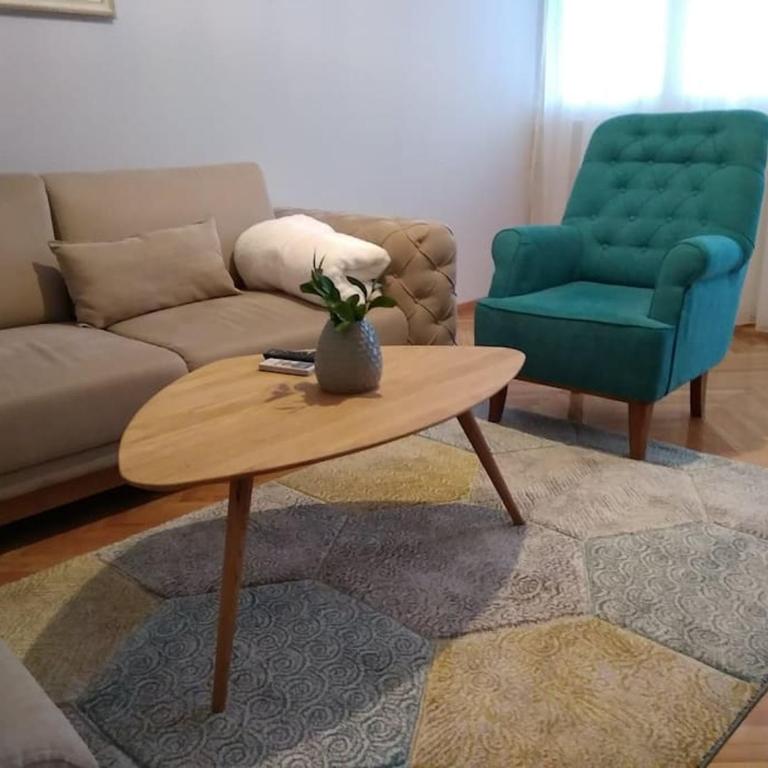 Modern Apartment with Balcony Close to City Center - Apartman sa 2 Spavaće Sobe - 8