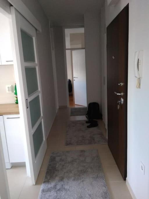 Modern Apartment with Balcony Close to City Center - Apartman sa 2 Spavaće Sobe - 10