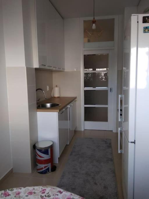 Modern Apartment with Balcony Close to City Center - Apartman sa 2 Spavaće Sobe - 11