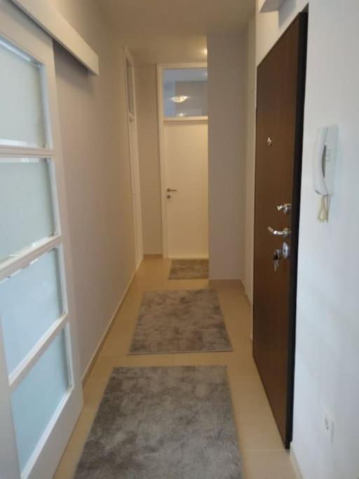 Modern Apartment with Balcony Close to City Center - Apartman sa 2 Spavaće Sobe - 12