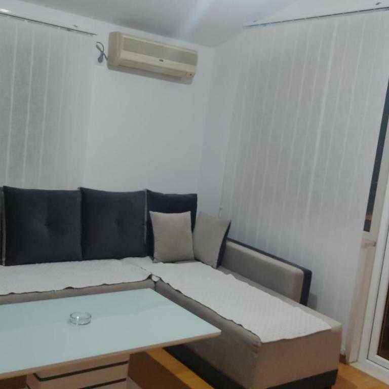 Jovana -- porodicni apartmani Igalo - Apartment with Balcony - 1