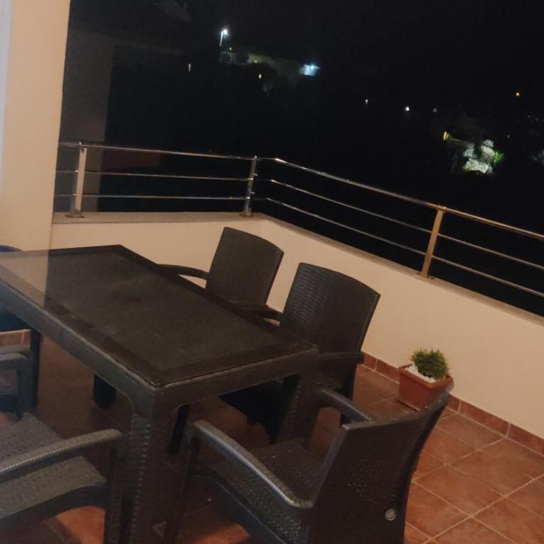 Jovana -- porodicni apartmani Igalo - Apartment with Balcony - 2