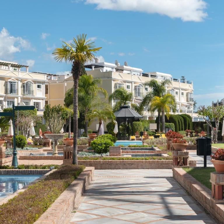 Bright 2 Bedroom apartment with parking space and swimming pools in Aloha Gardens - Two-Bedroom Apartment - 28
