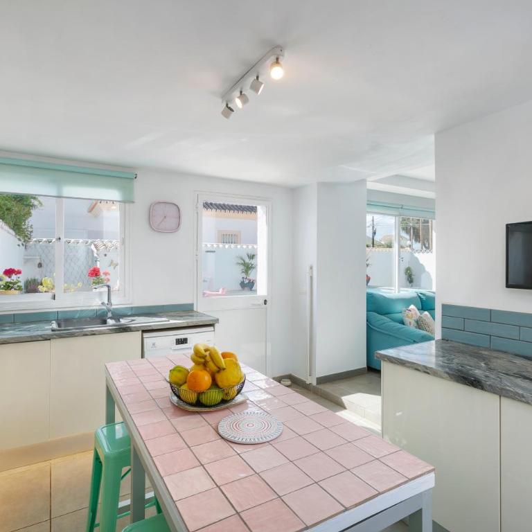 Spanish style, elegant 3 bedroom villa - 5 minutes from the beach! - Casa de 3 dormitorios - 10