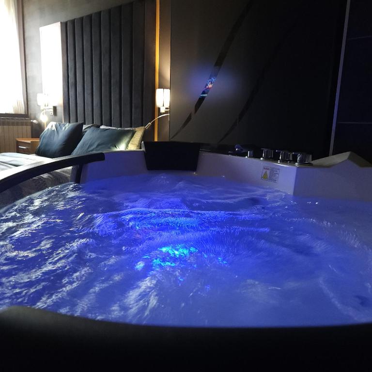 IN CLUB - Dvokrevetna Soba sa Bračnim Krevetom i Spa Kadom - 5