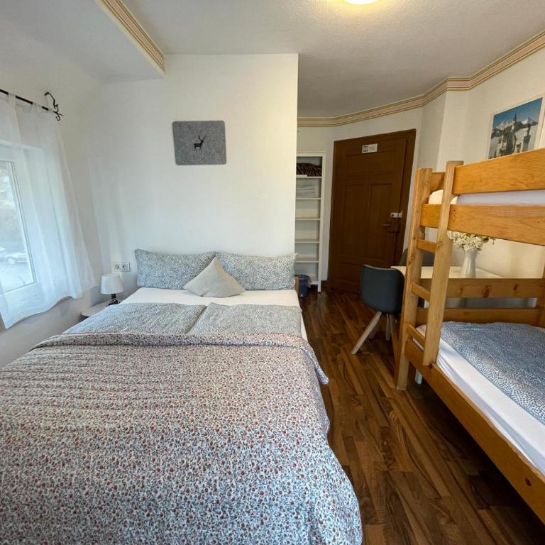 House LA Neuschwanstein Blick - Budget City Hotel - Quadruple Room with Mountain View and private Bathroom - 3