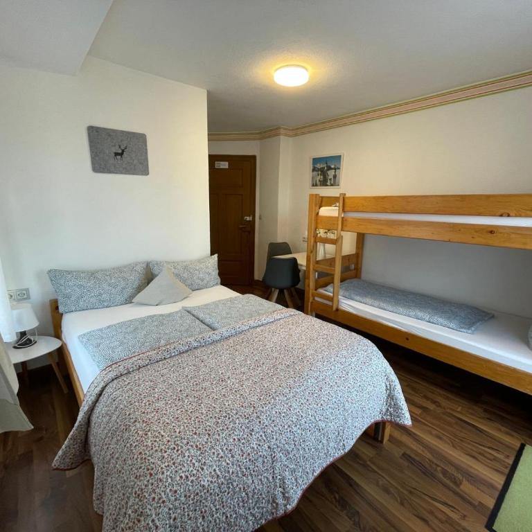 House LA Neuschwanstein Blick - Budget City Hotel - Quadruple Room with Mountain View and private Bathroom - 5
