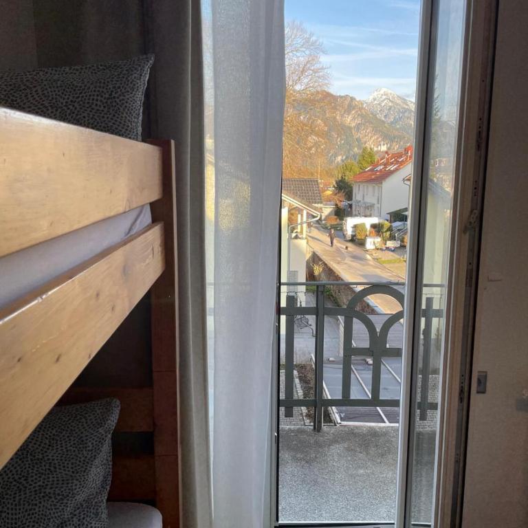 House LA Neuschwanstein Blick - Budget City Hotel - Quadruple Room with Mountain View and private Bathroom - 6