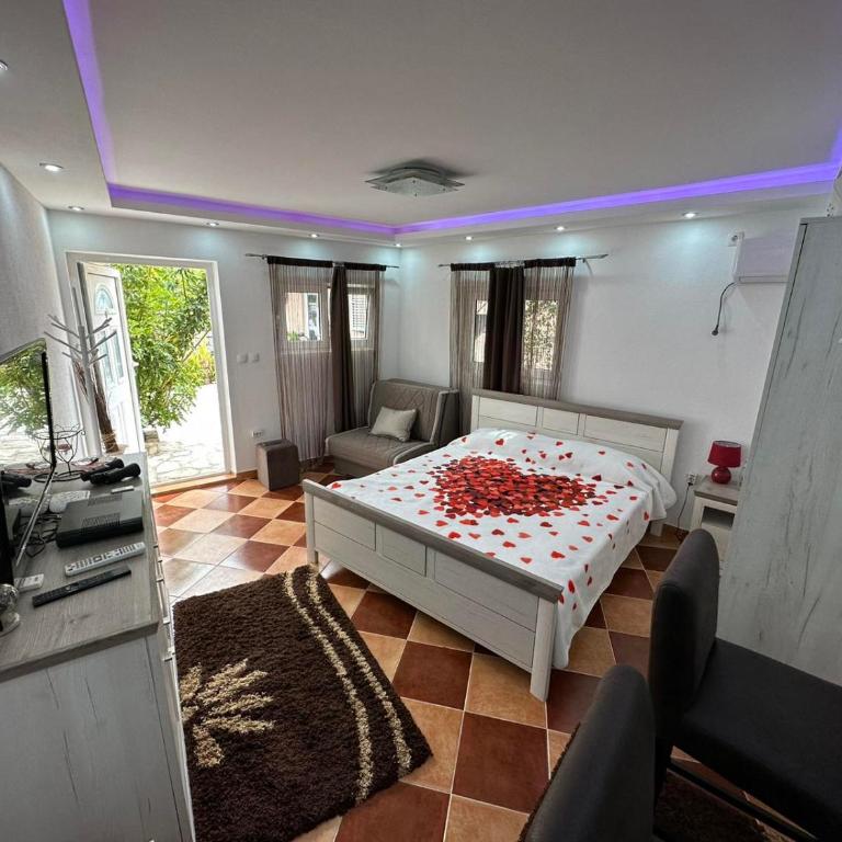 Sunshine Apartment with Private Pool and Parking - Superior Studio - 7