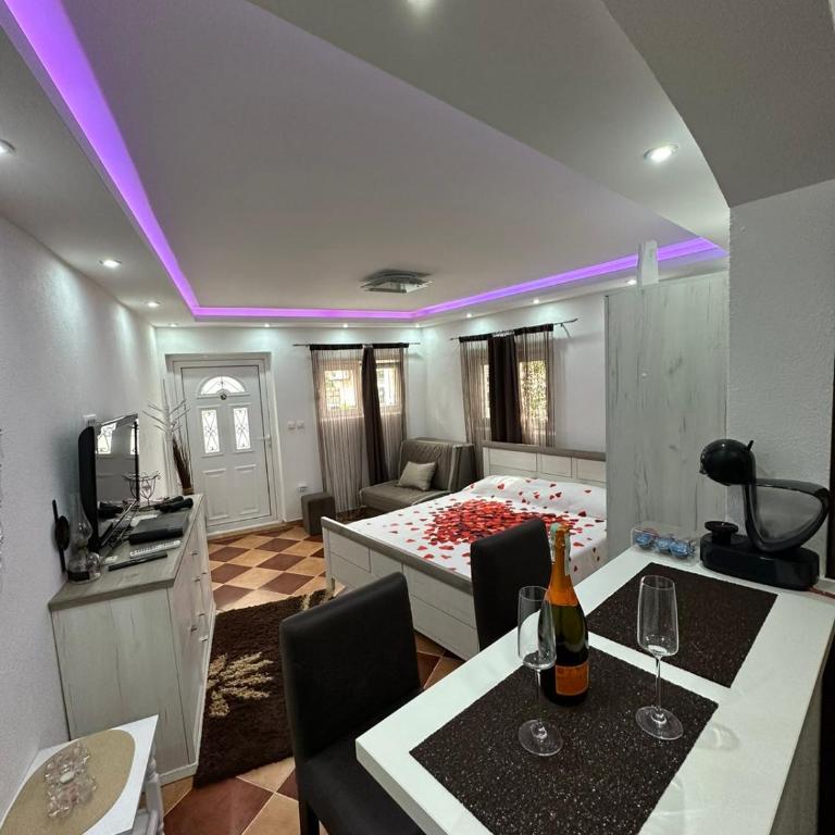 Sunshine Apartment with Private Pool and Parking - Superior Studio - 5