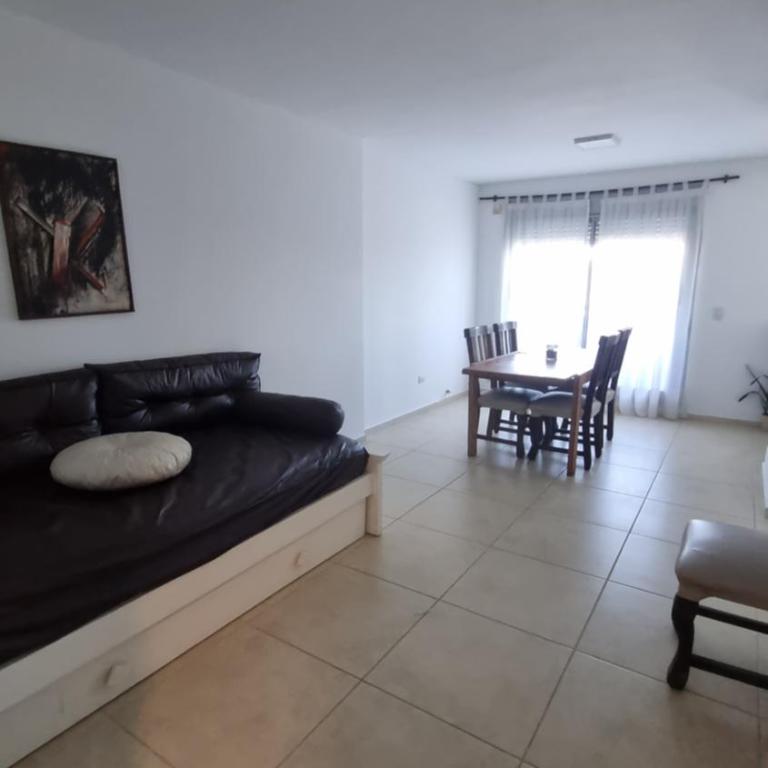 Dpto temporario a metros de la terminal y hospital de niños - Apartamento de 1 dormitorio - 30
