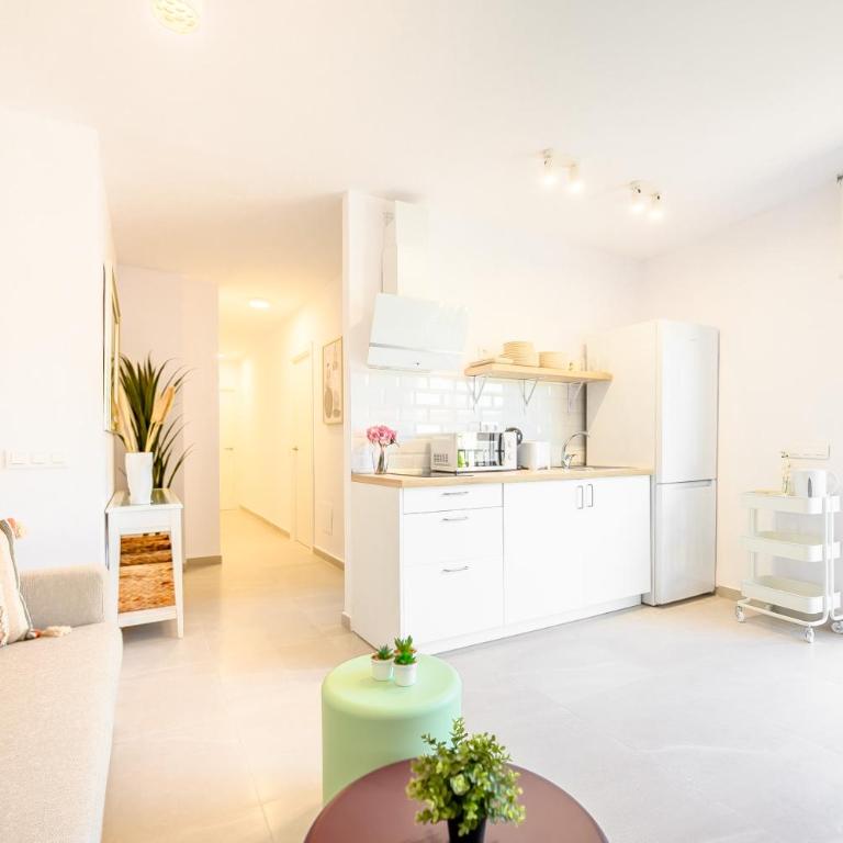 2 bedroom, new, 1 min to the beach, city center- Picasso by 10ToSea - Two-Bedroom Apartment - 2