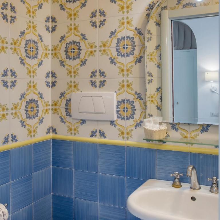 Locanda Costa D'Amalfi - Camera Matrimoniale/Doppia con Letti Singoli con Terrazza e Vista Mare - 17