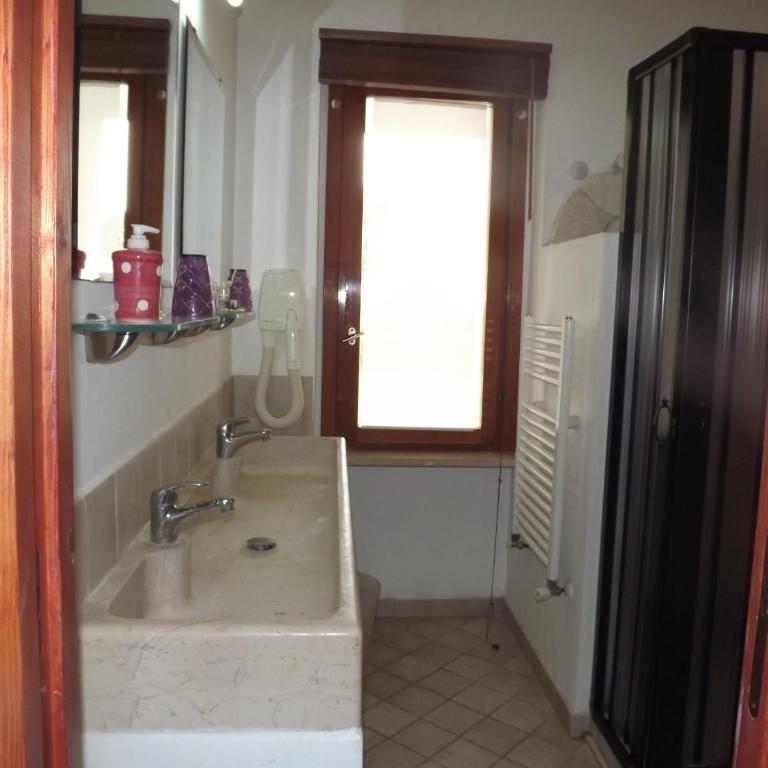 Residenza Collina Dei Pini - Appartamento con 2 Camere da Letto, Terrazza e Vista Mare - 1
