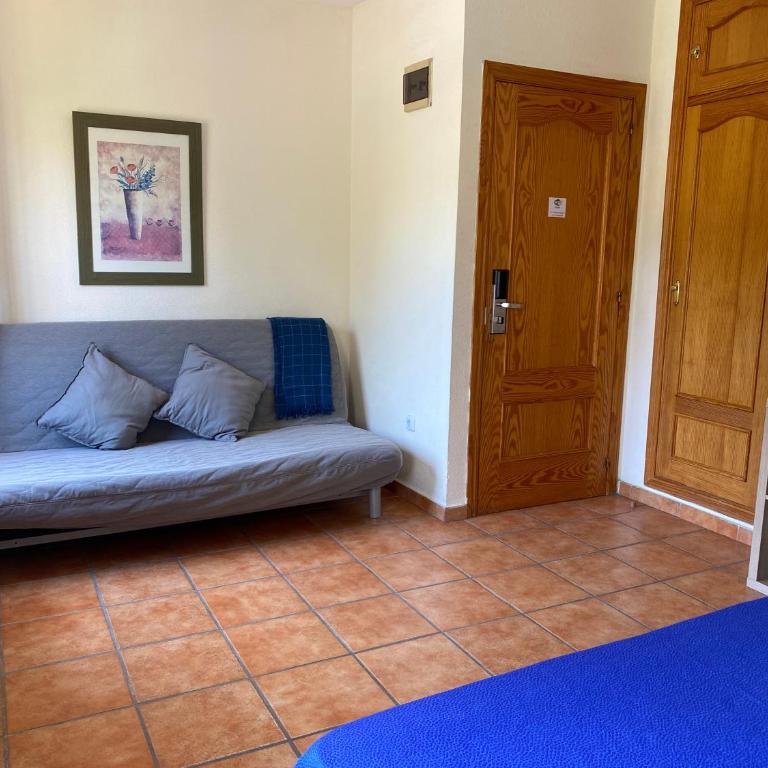 Hostal Moscatel - Superior King Room with Sofa - 5