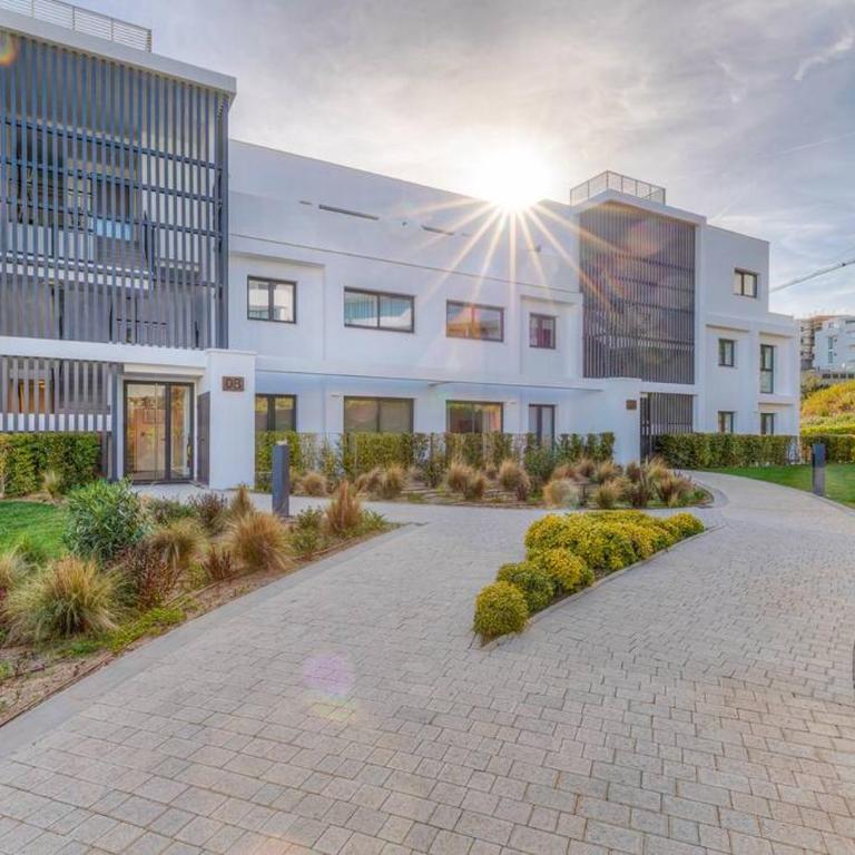 Fantastic 3bdr Penthouse - Lux - Three-Bedroom Apartment - 24